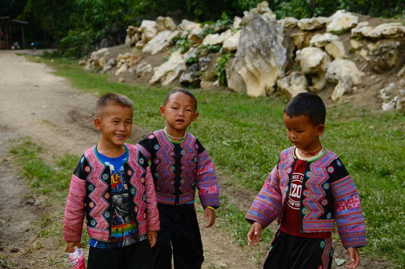 Les petits enfants à Moc Chau