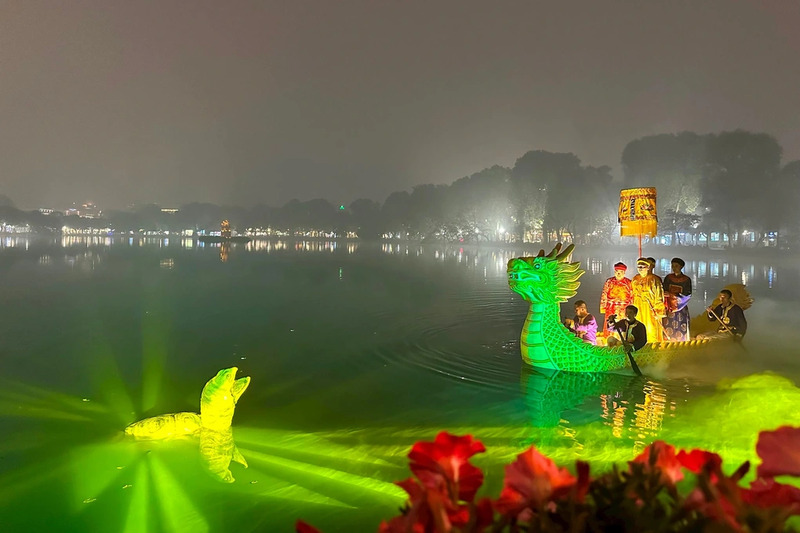 Spectacle du roi Le Thai To en bateau-dragon