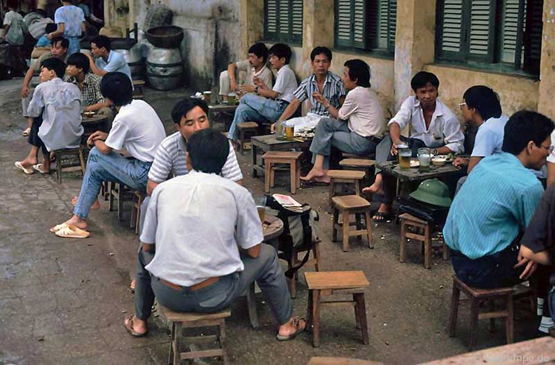 Les Hanoiens buvaient de la bière sur les troittoirs dans les années 70