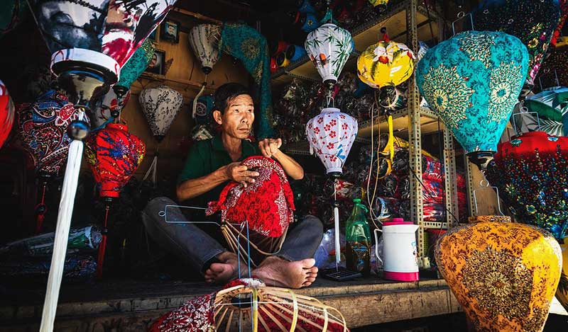 fabrique une lanterne à hoi an