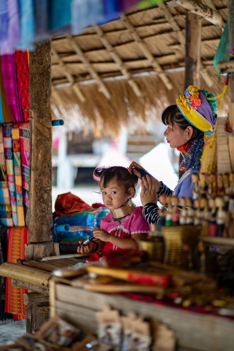 femmes de la tribu au long cou