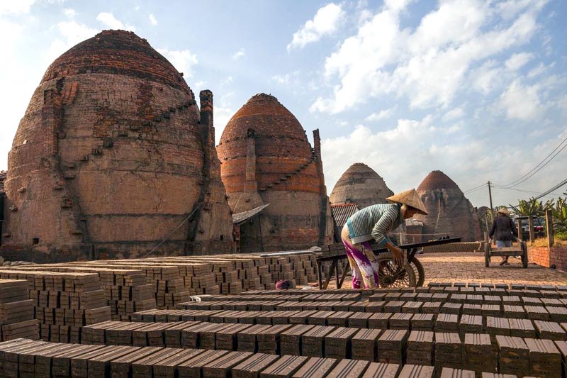 La fabrication de briques à Vinh Long