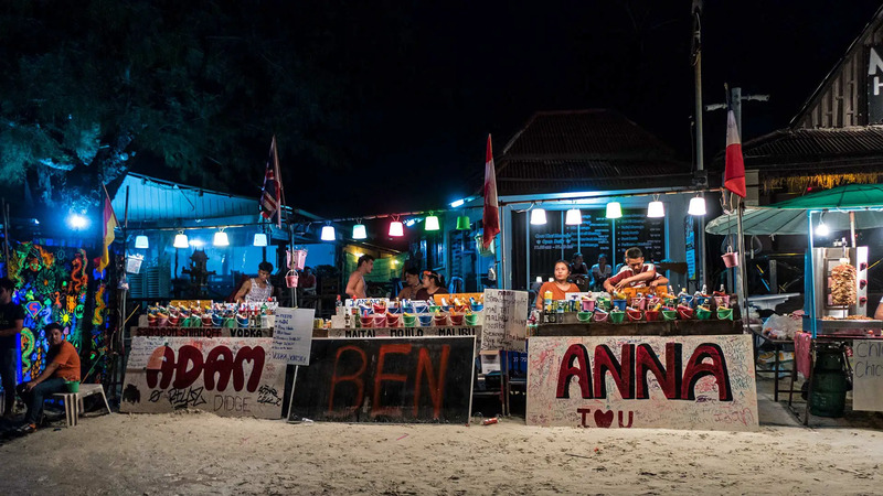 Les cabanes à cocktails ponctuent la plage