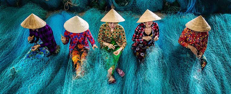 les femmes vietnamiennes au chapeau conique