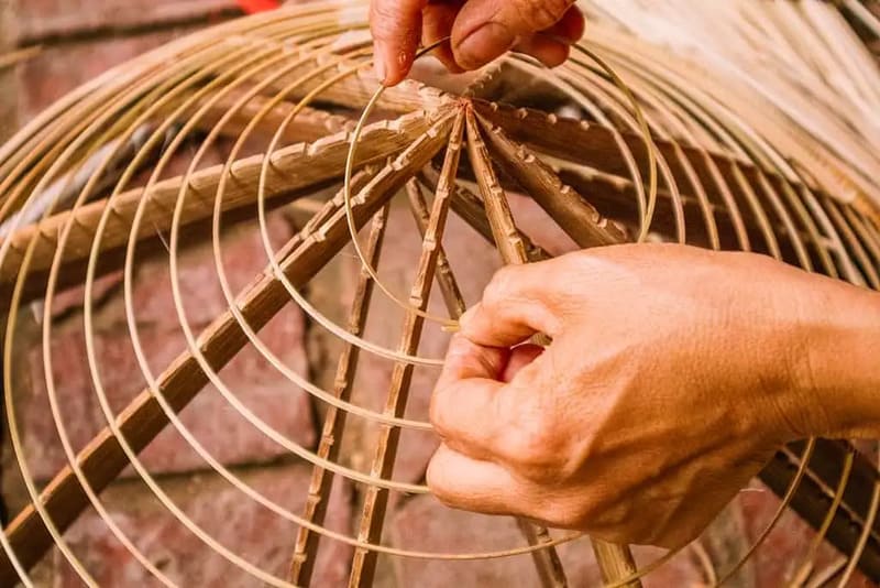 Structure de chapeau conique