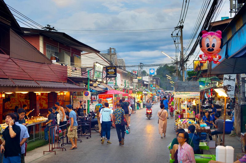 Marché animé à Pai, Thaïlande