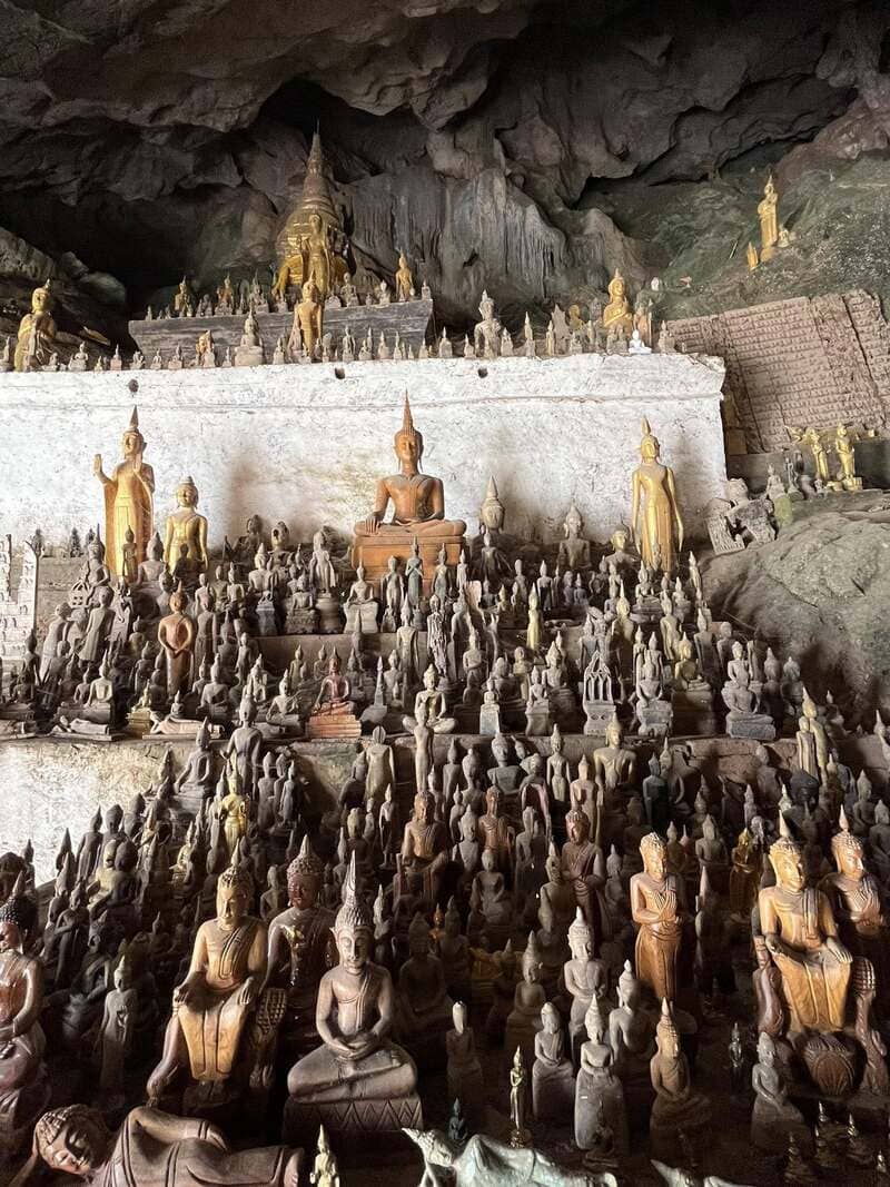 statues au grotte Pak Ou