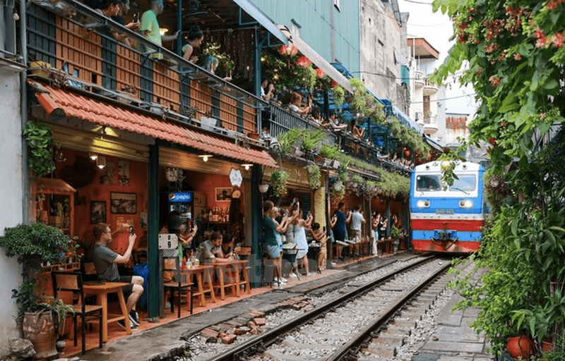 La rue du train à Hanoi