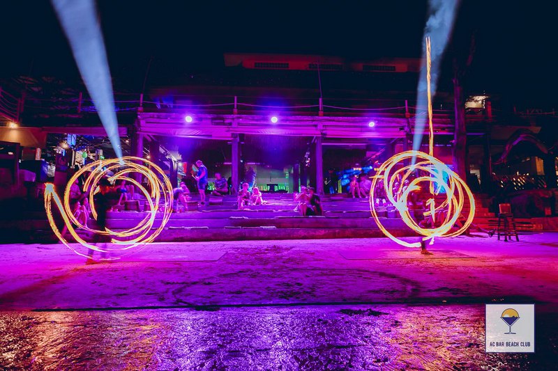 Spectacle de feu au bar de plage AC.