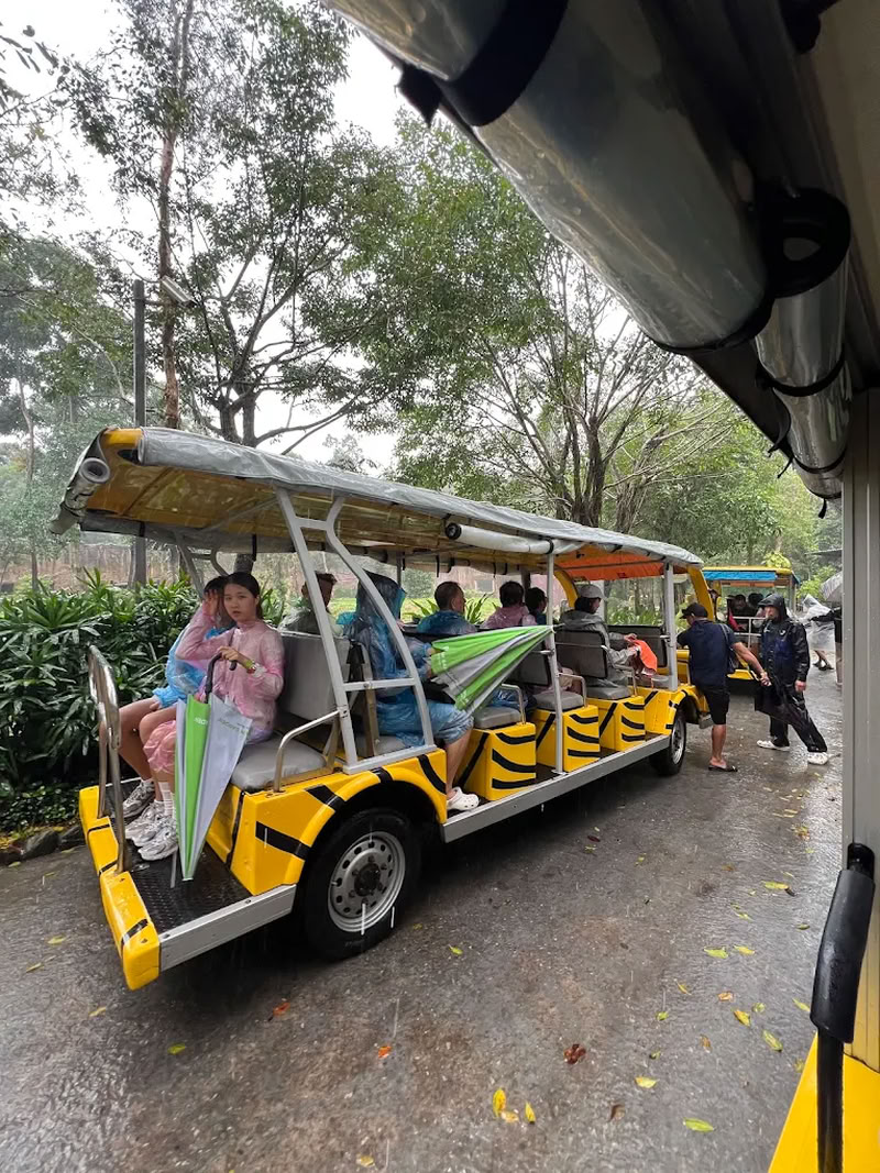 Le petit train électrique, en option, permet de parcourir le zoo sans tout faire à pied.