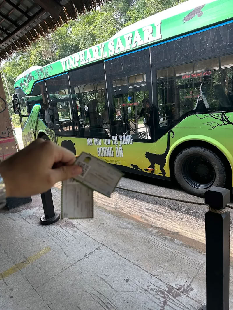 Le bus climatisé qui traverse la zone semi-sauvage.