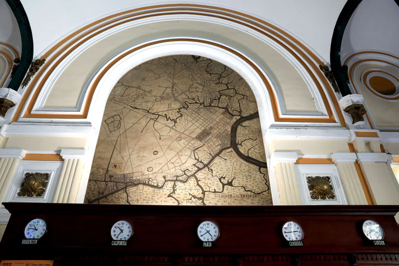 Sur la voûte du hall d'entrée du bâtiment se trouvent deux cartes historiques : celle de droite représente Saïgon et ses environs en 1892