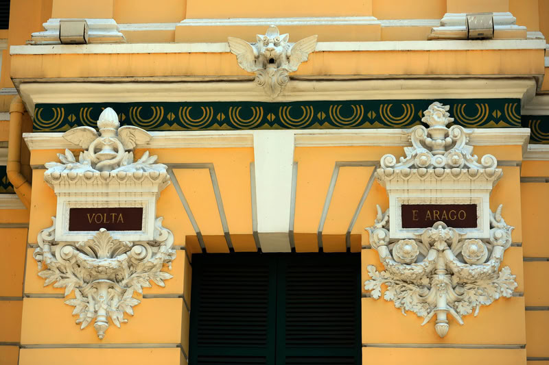 La façade du bâtiment est ornée de panneaux rectangulaires sur lesquels sont inscrits les noms des inventeurs de la télégraphie et de l'électricité.