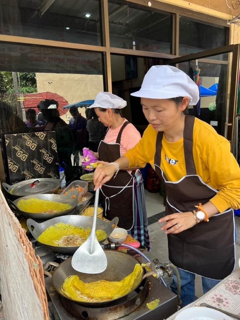 Les chefs préparent du banh xeo