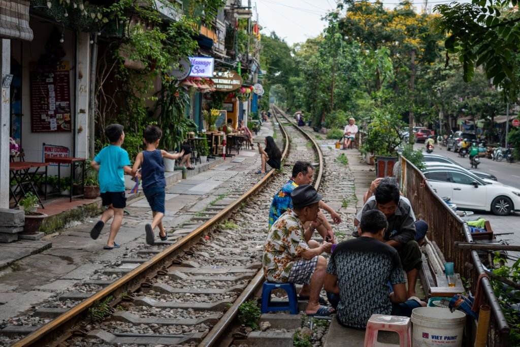 la vie des habitants aupres de la rue du train à hanoi