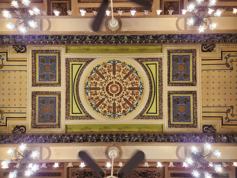 dessins et sculptures délicats au plafond