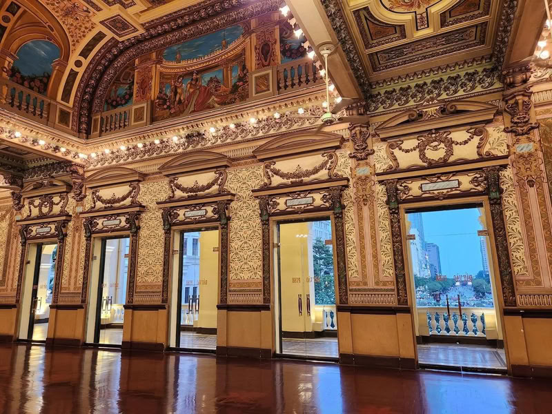 les plafonds reprennent des motifs de style Louis XV