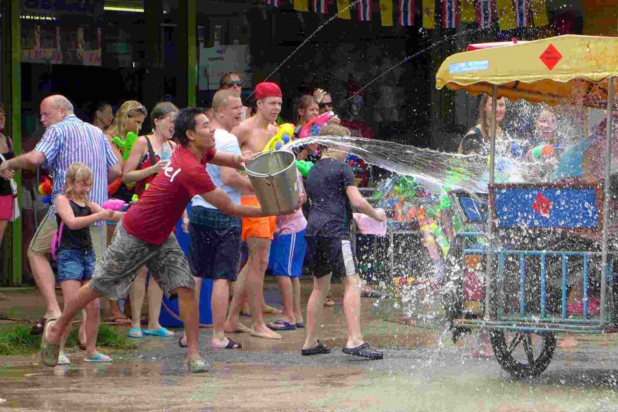 Les participants s''aspergent mutuellement d''eau 