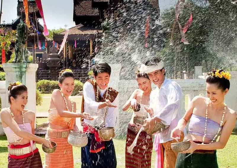 Les tenues traditionnelles thaïlandaises dans la fête de Songkran