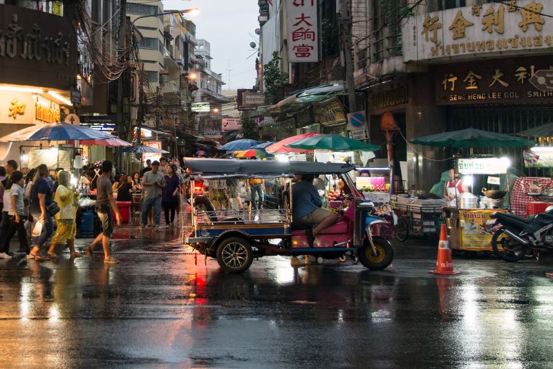 Un tuk-tuk s''arrête en Thaïlande, attendant des passagers