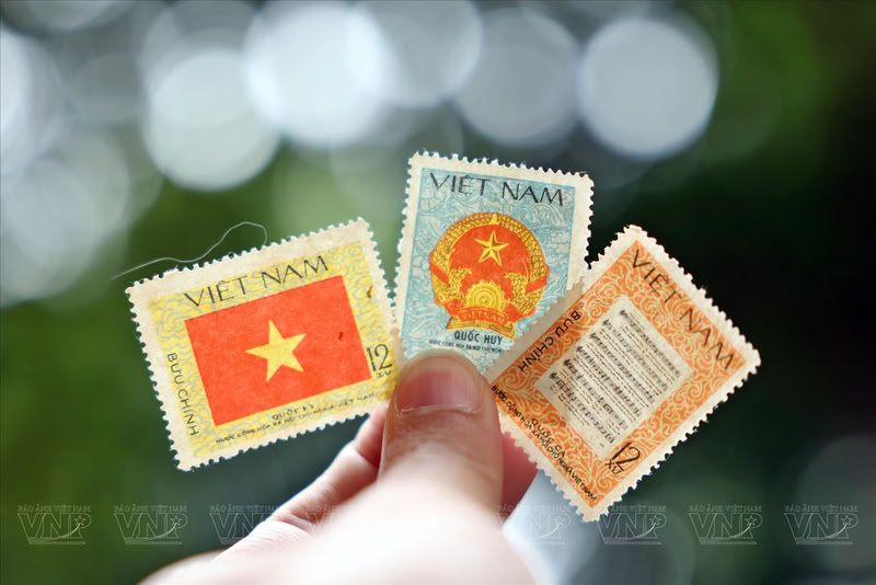 Les timbres-poste vietnamiens mis en vente à la Poste centrale de Saigon.