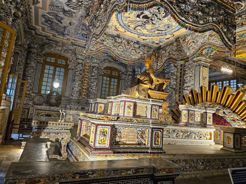 tombeau de Khai Dinh : la statue