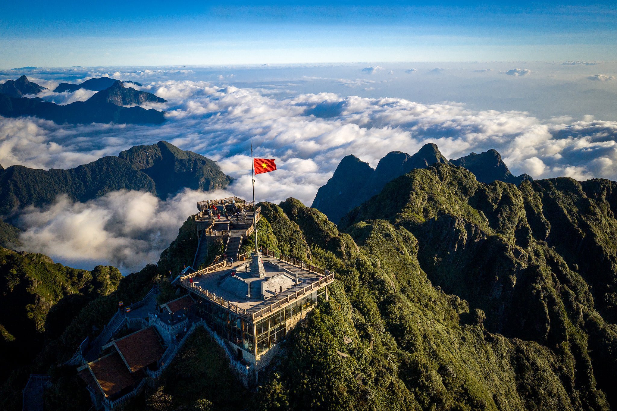 Fansipan avec des montagnes majestueuses