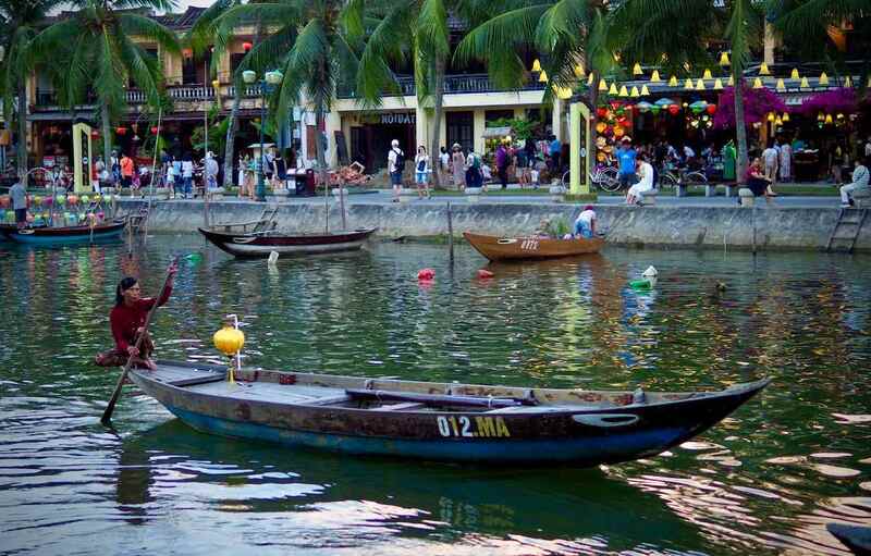 Bateau sur la riviere de Thu Bon