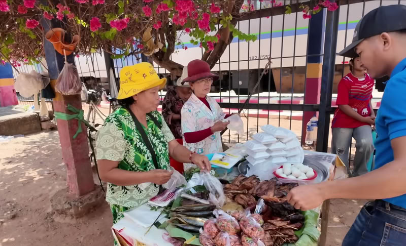 Des vendeurs montent sur le quai avec des fruits coupés