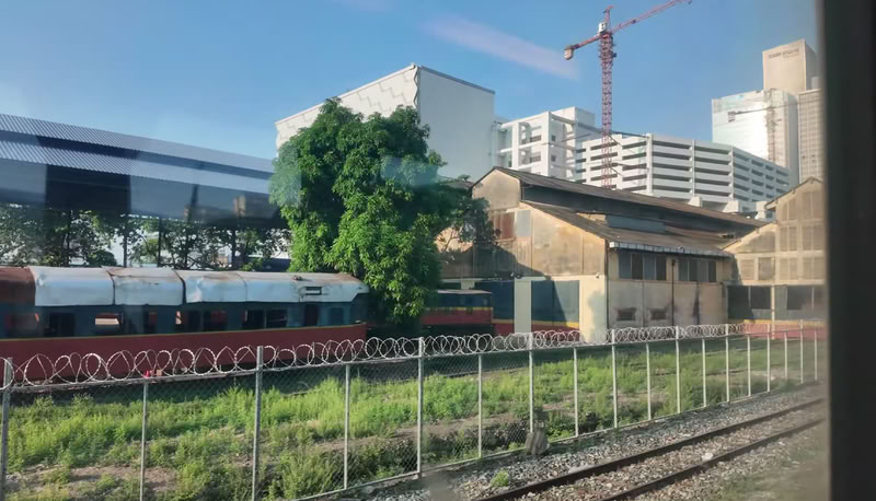 Vue par la fenêtre pendant un voyage en train