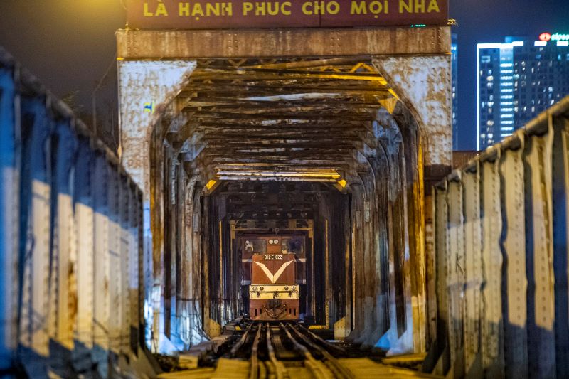 Le train traverse trois gares chargées d’histoire