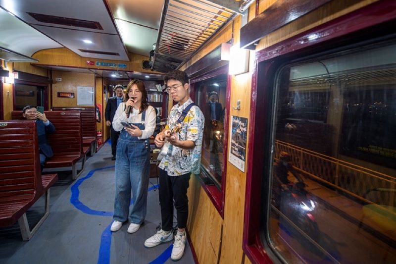 des artistes se produisent à bord du train
