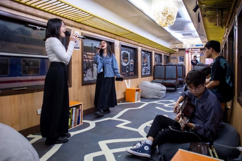 Des artistes se produisent sur un wagon