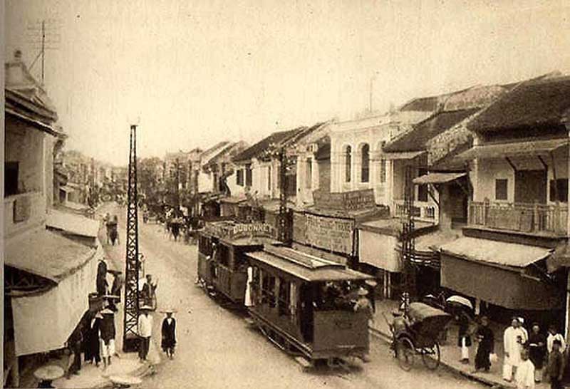 tramway dans les vieux quartiers de hanoi