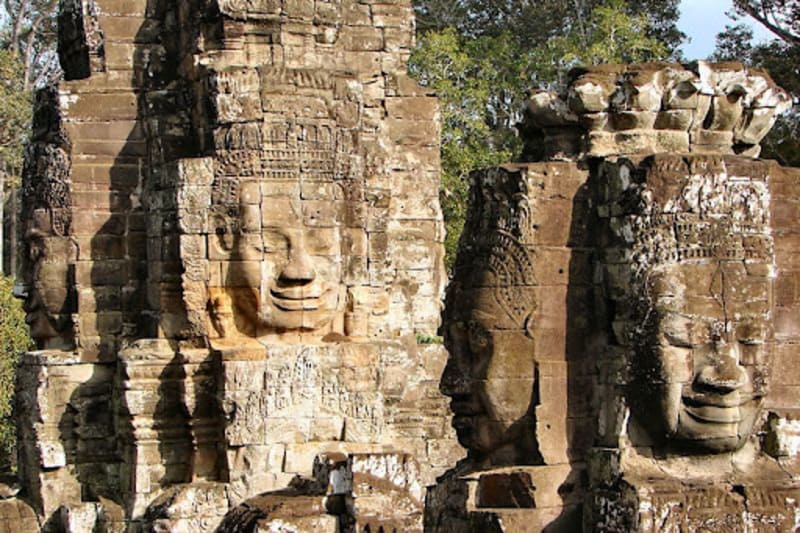 hypotheses des visages dans le temple Bayon