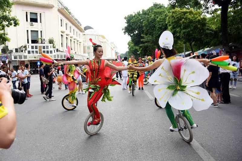 Des artistes de cirque se produisent dans la rue piétonne autour du lac Hoan Kiem