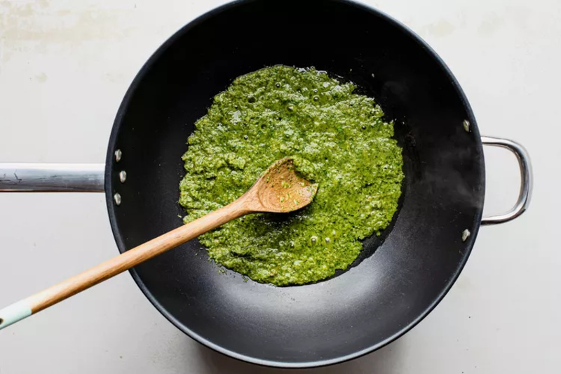 Cuisson de la pâte de curry vert