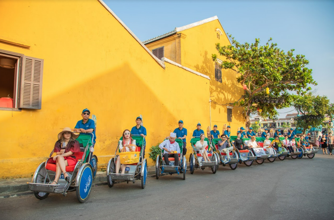 Le cyclo-pousse se déplace dans les vieux quartiers de Hoi An