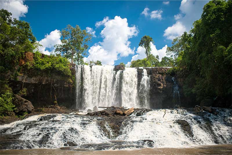 Se rafraichir près de la cascade de Sen Monorom