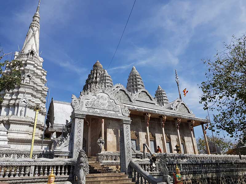 Phrom Pros et Phnom Srei - collines homme et femme