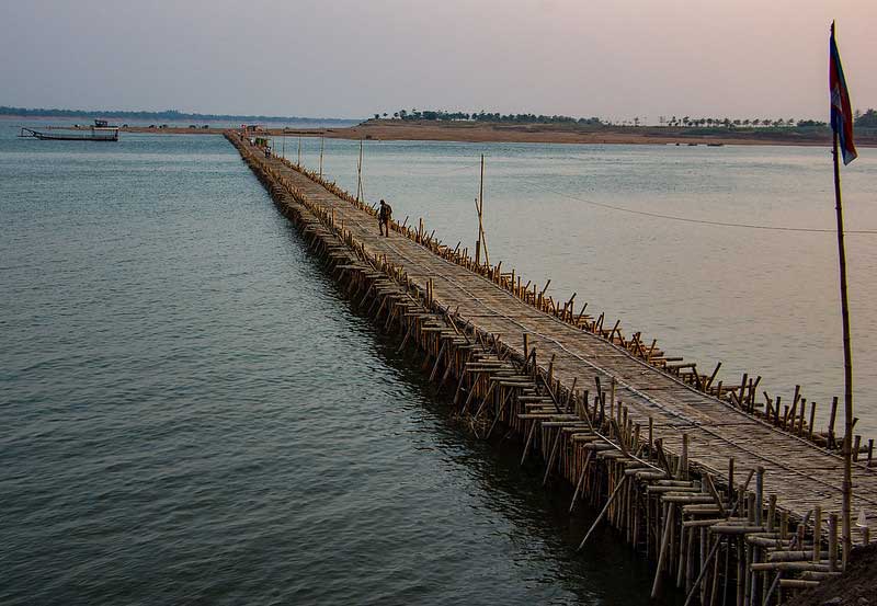 Le pont en bambou et l’ile de Koh Pen