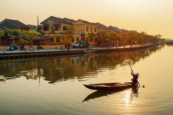 Hội An, surnommée la ville des lanternes, est une vieille ville pittoresque célèbre pour ses lanternes colorées