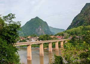 Visite du pont sur la rivière Nam Ou