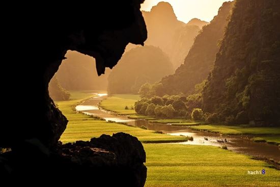 La Baie d'Halong terrestre charme par ses montagnes et ses rivières tranquilles