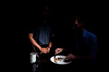 Manger dans le noir