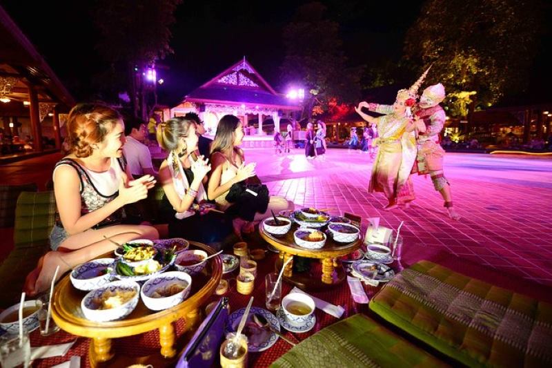 les visiteurs admirent le diner khantoke