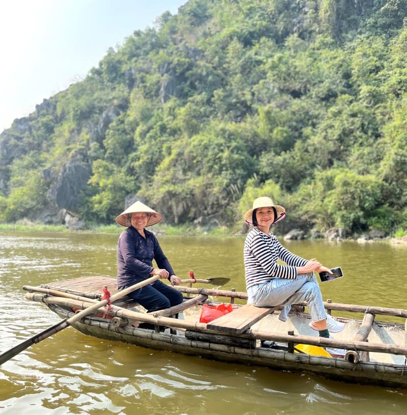 Trang durant son voyage de reperaage avec lequipe de Vietnam Découverte 1