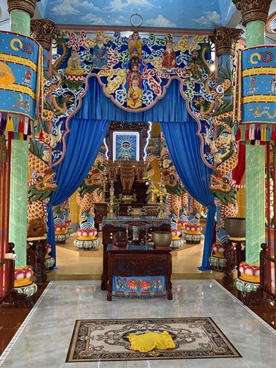  Le symbole du Cao Đài, représentant un œil au centre d'un triangle, symbolise la présence divine et la vigilance de Dieu.
