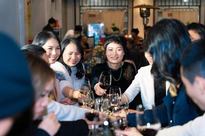 Dans la salle de fête