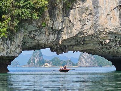 La beauté de la baie de Bai Tu Long, petite sœur de la baie d'Halong.